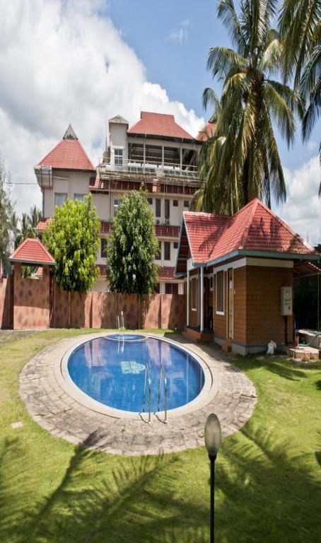 Отель Issacs Regency Салтэн-Батери Экстерьер фото